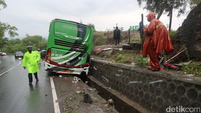 Sebuah bus yang mengangkut rombongan karyawan perusahaan konveksi asal Kabupaten Sukoharjo menabrak tebing di kawasan Bukit Bego, Jalan Dlingo-Imogiri, Kabupaten Bantul, DIY, Minggu (6/2/2022) siang. Kecelakaan tunggal itu menyebabkan belasan penumpang tewas.
