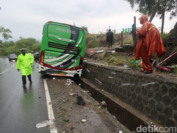 Sebuah bus yang mengangkut rombongan karyawan perusahaan konveksi asal Kabupaten Sukoharjo menabrak tebing di kawasan Bukit Bego, Jalan Dlingo-Imogiri, Kabupaten Bantul, DIY, Minggu (6/2/2022) siang. Kecelakaan tunggal itu menyebabkan belasan penumpang tewas.