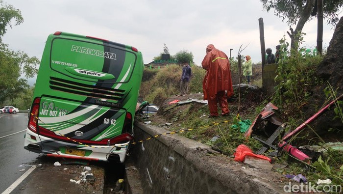 Sebuah bus yang mengangkut rombongan karyawan perusahaan konveksi asal Kabupaten Sukoharjo menabrak tebing di kawasan Bukit Bego, Jalan Dlingo-Imogiri, Kabupaten Bantul, DIY, Minggu (6/2/2022) siang. Kecelakaan tunggal itu menyebabkan belasan penumpang tewas.
