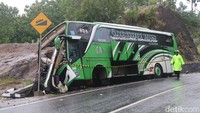 Kasus kecelakaan tunggal bus parwisata yang menewaskan 13 orang di Bukit Bego, Bantul terus berlanjut. Polisi telah melakukan sejumlah upaya seperti olah TKP, memeriksa saksi-saksi, hingga melarang bus melintas di Jalan Imogiri-Dlingo saat akhir pekan. Pradito Rida Pertana/detikcom  