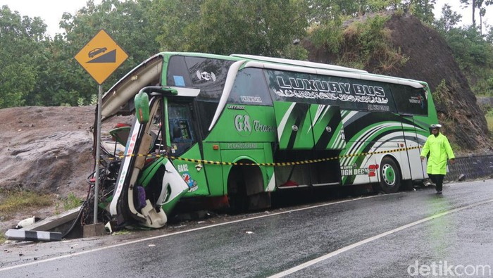 Sebuah bus yang mengangkut rombongan karyawan perusahaan konveksi asal Kabupaten Sukoharjo menabrak tebing di kawasan Bukit Bego, Jalan Dlingo-Imogiri, Kabupaten Bantul, DIY, Minggu (6/2/2022) siang. Kecelakaan tunggal itu menyebabkan belasan penumpang tewas.