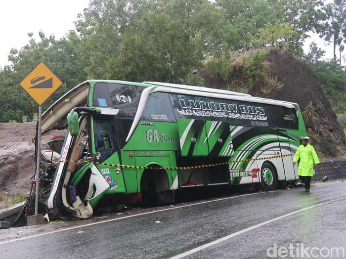 Sebuah bus yang mengangkut rombongan karyawan perusahaan konveksi asal Kabupaten Sukoharjo menabrak tebing di kawasan Bukit Bego, Jalan Dlingo-Imogiri, Kabupaten Bantul, DIY, Minggu (6/2/2022) siang. Kecelakaan tunggal itu menyebabkan belasan penumpang tewas.