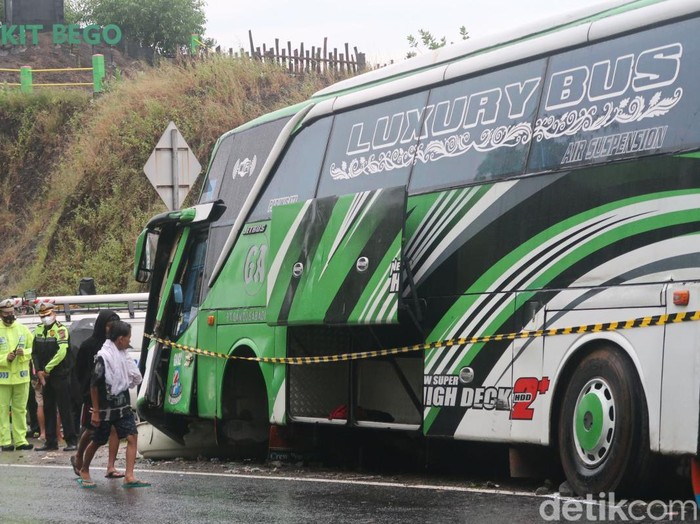 Bus pengangkut rombongan wisata yang kecelakaan di Imogiri.