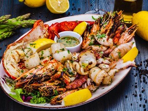 4 Cara Makan Seafood yang Harus Dihindari Saat sedang Diet