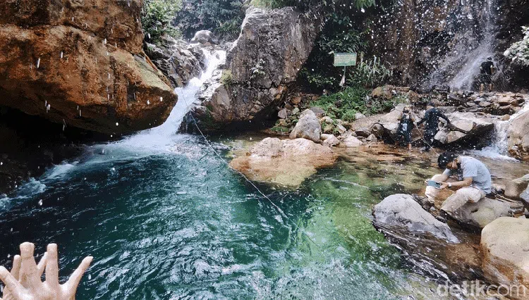 Trekking di Sentul Bonus Nikmati Segar-Asrinya Curug Ciburial, Mau?