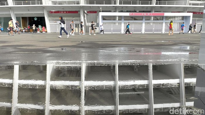 Meski was-was dengan melonjaknya virus Omicron di Jakarta, warga tetap berolahraga. Seperti terlihat di kawasan  Gelora Bung Karno (GBK), Jakarta.