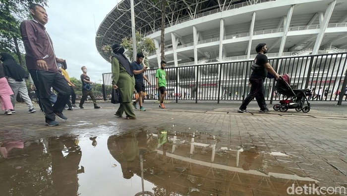 Meski was-was dengan melonjaknya virus Omicron di Jakarta, warga tetap berolahraga. Seperti terlihat di kawasan  Gelora Bung Karno (GBK), Jakarta.