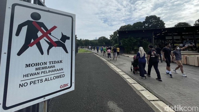 Dihantui Omicron, Kawasan GBK Tetap Ramai Warga Berolahraga Meski was-was dengan melonjaknya virus Omicron di Jakarta, warga tetap berolahraga. Seperti terlihat di kawasan Gelora Bung Karno (GBK), Jakarta.