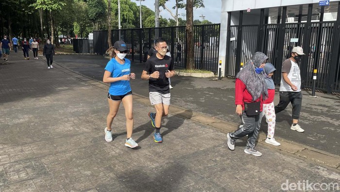 Dihantui Omicron, Kawasan GBK Tetap Ramai Warga Berolahraga Meski was-was dengan melonjaknya virus Omicron di Jakarta, warga tetap berolahraga. Seperti terlihat di kawasan Gelora Bung Karno (GBK), Jakarta.