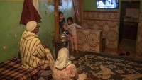 Warga lain mengikuti proses evakuasi lewat televisi.