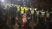 Setelah berhari-hari berusaha, tim penyelamat berhasil mengevakusi tubuh mungil Rayan ke permukaan. Namun sayangnya nyawa anak tersebut tak tertolong.