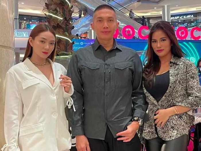 Edy Effendi saat menghadiri salah satu acara sepatu kesehatan beberapa waktu lalu dengan Mahesa Putri dan Beiby Go.