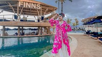 Terakhir ada gaya nyentrik Ely Sugigi saat nongkrong di beach club yang berlokasi di Bali. Ia tampak mengenakan pakaian pink terang. Foto: Instagram @elysugigi_real_