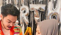 Ely Sugigi dan kekasihnya tersebut dikenal sebagai pasangan yang kompak. Termasuk saat menyiapkan makanan untuk acara ulang tahun. Foto: Instagram @elysugigi_real_