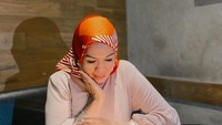 Perlakuan Fuji tersebut dinilai sombong oleh Ely Sugigi. Bahkan ia membandingkan Fuji dengan Agnez Mo yang dianggap masih bersikap ramah dengan wartawan. Foto: Instagram @elysugigi_real_