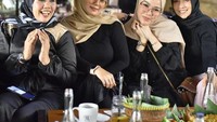 Bersama dengan temannya yang lain, Ely Sugigi mampir ke restoran. Ia memesan nasi dalam bakul yang bisa dinikmati bersama. Foto: Instagram @elysugigi_real_
