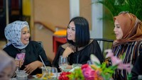 Momen nongkrong sambil kulineran juga terlihat pada foto yang satu ini. Ia tampak melakukan wawancara bersama dua temannya ketika di meja makan. Foto: Instagram @elysugigi_real_