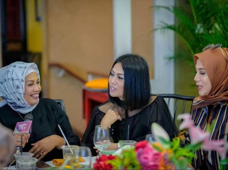 Pose Ely Sugigi saat Kulineran Bareng Geng Sosialitanya