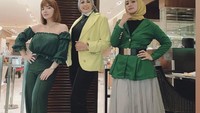 Seperti yang terlihat pada foto ini. Bahkan Ely Sugigi saat nongkrong bareng gengnya selalu kompak mengenakan pakaian senada. Kali ini mereka mengenakan pakaian serba hijau. Foto: Instagram @elysugigi_real_