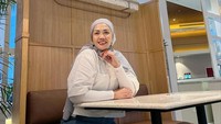 Nama Ely Sugigi belakangan ini tengah ramai dihujat netizen setelah menyindir Fuji, karena Fuji menunduk ketika diserbu oleh awak media. Foto: Instagram @elysugigi_real_