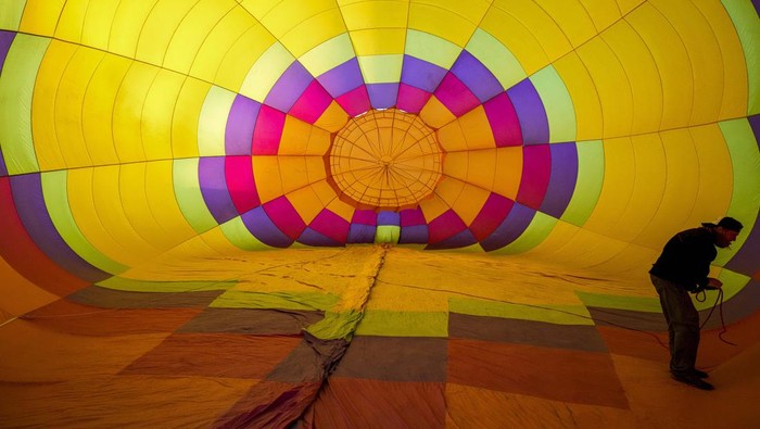 Festival Balon Udara Chili untuk Sedot Wisatawan Hot air balloons launch during the first edition of the Cumbres Balloon Festival 2022 at El Trapiche Park in Penaflor, on the outskirts of Santiago, Chile, Saturday, Feb. 5, 2022. (AP Photo/Esteban Felix)