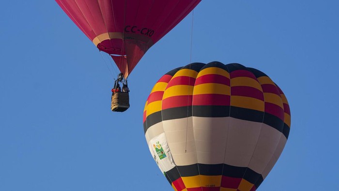 Festival Balon Udara Chili untuk Sedot Wisatawan Hot air balloons launch during the first edition of the Cumbres Balloon Festival 2022 at El Trapiche Park in Penaflor, on the outskirts of Santiago, Chile, Saturday, Feb. 5, 2022. (AP Photo/Esteban Felix)