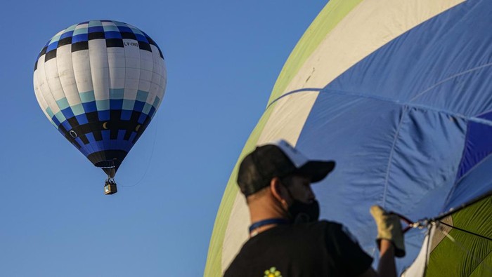 Festival Balon Udara Chili untuk Sedot Wisatawan Hot air balloons launch during the first edition of the Cumbres Balloon Festival 2022 at El Trapiche Park in Penaflor, on the outskirts of Santiago, Chile, Saturday, Feb. 5, 2022. (AP Photo/Esteban Felix)