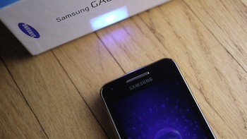 Galaxy Beam diluncurkan Samsung beberapa tahun silam. Bentuknya cukup gambot dan keanehannya adalah dapat berfungsi seperti proyektor yang memancarkan tayangan cukup besar. Ia termasuk ponsel mainstream yang menjadi pelopor proyektor di smartphone walau pada akhirnya kurang diminati. Foto: Slashgear