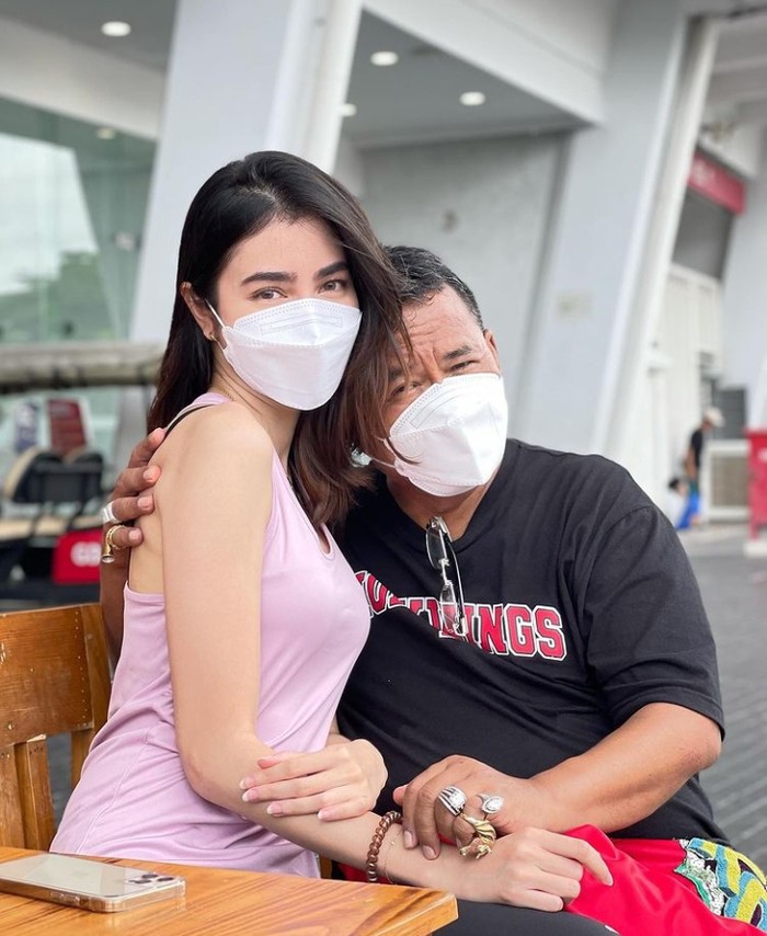 Asyiknya Nadia Purwoko Saat Kulineran hingga Masak Bareng Hotman Paris