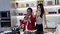 Tak hanya pandai kulineran dan mencari makanan enak, Nadia juga bisa memasak. Nadia Purwoko dan Hotman Paris bahkan sempat memasak bersama-sama. Foto: Instagran/nadiapurwoko