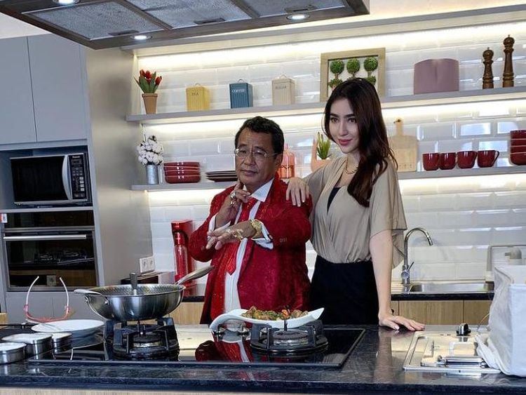 Asyiknya Nadia Purwoko Saat Kulineran hingga Masak Bareng Hotman Paris