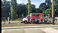 Sejak pagi hari bisa dilihat puluhan pesepeda asyik gowes menuju GBK sebagai titik kumpul. Setelah sampai di GBK para pesepeda ada yang lanjut mengitari kawasan ini, ataupun langsung berisitirahat meluruskan kaki yang pegal setelah gowes.  Foto: detikFood/Devi S. Lestari