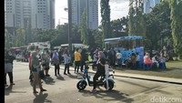 Sambil istirahat, biasanya para pesepeda ini juga memanfaatkan waktu untuk mencari menu sarapan. Ada satu kawasan di dekat Istora Senayan yang bisa jadi tempat kulineran. Foto: detikFood/Devi S. Lestari