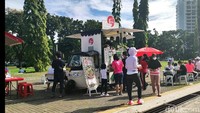 Kawasan Gelora Bung Karno (GBK) masih jadi tempat favorit warga Jakarta untuk olahraga. Para pesepeda biasanya akan istirahat sambil makan aneka menu sarapan.  Foto: detikFood/Devi S. Lestari