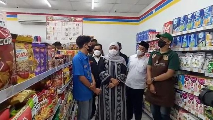 Gubernur Khofifah operasi pasar murah minyak goreng di UPT Bapenda Kota Pasuruan