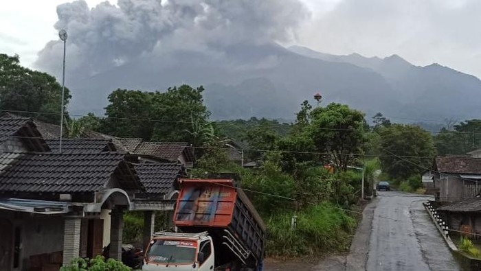 Guguran awan panas Gunung Merapi dilihat dari Balerante.