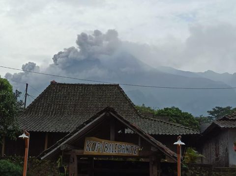 Guguran awan panas Gunung Merapi dilihat dari Balerante.