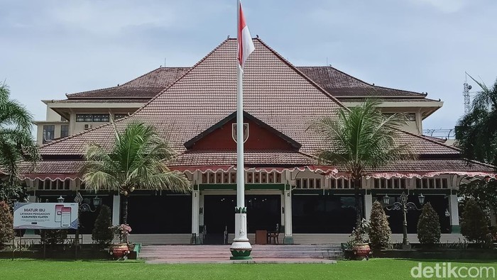 Halaman Kompleks Perkantoran Pemkab Klaten di jalan Pemuda.