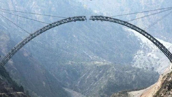 Jembatan kereta api di India yang konon lebih tinggi dari Eiffel.