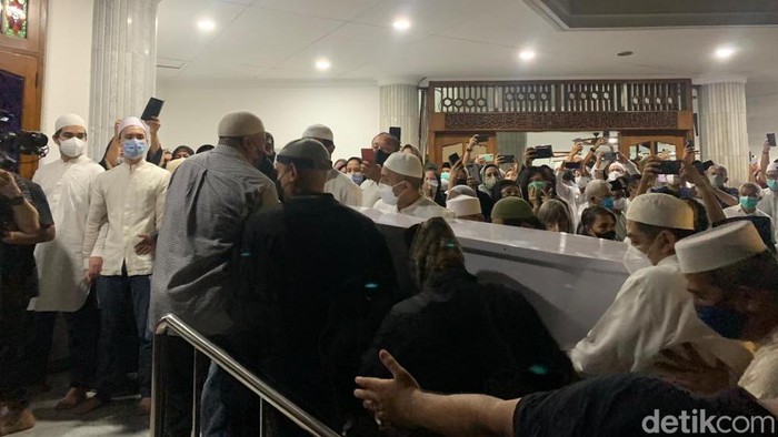 Jenazah mertua Sandiaga Uno tiba di Masjid Attaqwa Jaksel