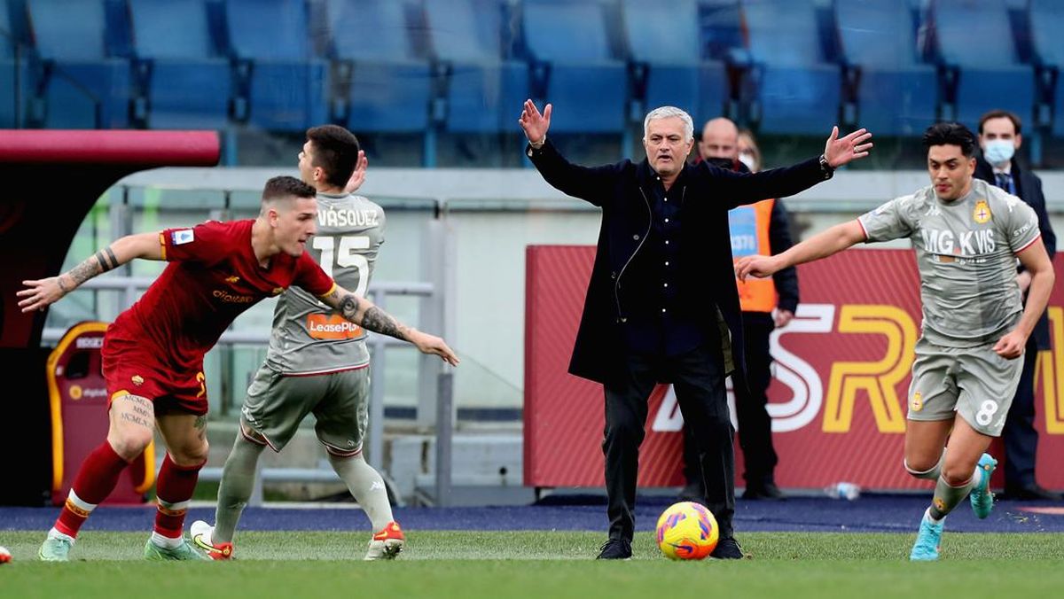 Johan Vasquez of Genoa CFC and Nicolò Zaniolo of AS Roma during football  Serie A Match at Stadio Olimpico, As Roma v Genoa on February 5, 2022 in  Rome, Italy. (Photo by