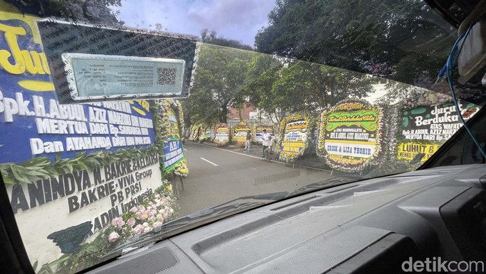 Karangan Bunga Duka Cita untuk Mertua Sandiaga Berjejer di Masjid Attaqwa Karangan bunga memenuhi area Masjid Attaqwa Sriwijaya, Kebayoran Baru, Jaksel. Karangan bunga sebagai tanda duka atas wafatnya mertua Sandiaga Uno, Abdul Aziz Marzuki.