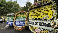 Salah satu karangan bunga dikirimkan oleh Presiden Joko Widodo.