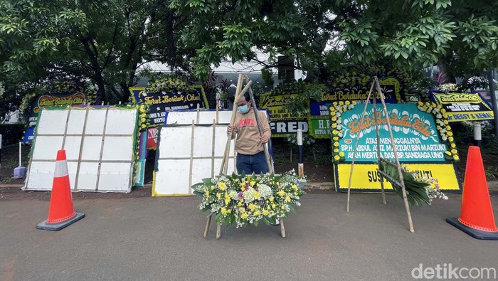 Karangan bunga memenuhi area Masjid Attaqwa Sriwijaya, Kebayoran Baru, Jaksel. Karangan bunga sebagai tanda duka atas wafatnya mertua Sandiaga Uno, Abdul Aziz Marzuki.