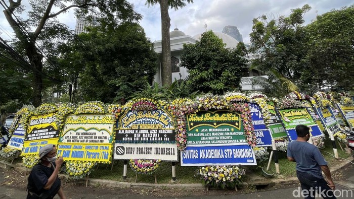 Karangan Bunga Duka Cita untuk Mertua Sandiaga Berjejer di Masjid Attaqwa Karangan bunga memenuhi area Masjid Attaqwa Sriwijaya, Kebayoran Baru, Jaksel. Karangan bunga sebagai tanda duka atas wafatnya mertua Sandiaga Uno, Abdul Aziz Marzuki.