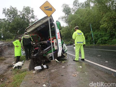 Bus wisata mengalami kecelakaan tunggal di Pedukuhan Kedungbuweng, Kalurahan Wukirsari, Kapanewon Imogiri, Kabupaten Bantul, Minggu (6/2/2022