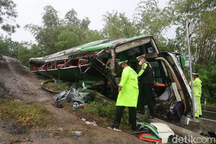Bus wisata mengalami kecelakaan tunggal di Pedukuhan Kedungbuweng, Kalurahan Wukirsari, Kapanewon Imogiri, Kabupaten Bantul, Minggu (6/2/2022