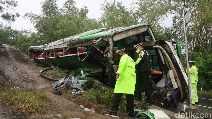 Bus wisata mengalami kecelakaan tunggal di Pedukuhan Kedungbuweng, Kalurahan Wukirsari, Kapanewon Imogiri, Kabupaten Bantul, Minggu (6/2/2022