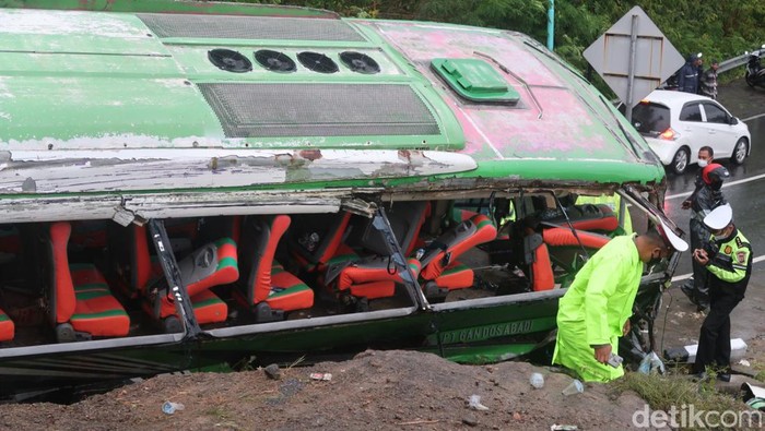 Kecelakaan bus wisata di Imogiri, Bantul Bus wisata mengalami kecelakaan tunggal di Pedukuhan Kedungbuweng, Kalurahan Wukirsari, Kapanewon Imogiri, Kabupaten Bantul, Minggu (6/2/2022