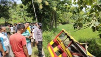 Nanang menambahkan kereta kelinci yang dinaiki korban adalah kendaraan minibus Chevrolet bernopol AD 8659 BV yang dimodifikasi menjadi kereta kelinci.
